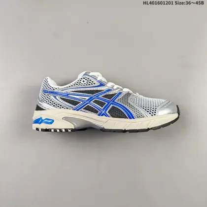 公司级:ASICS亚瑟士新款GEL-DS TRAINER 14情侣运动鞋时尚复古运动休闲鞋 整体色调采用了米色和绿色等大地色系,宛如将澳大利亚的自然风光浓缩于鞋身之上,复古且时尚,轻松拿捏住当下流行的复古风潮.鞋侧的 Asics 标志性虎爪 logo 与鞋面的米色相互交融,搭配恰到好处,既传承了经典的元素,又呈现出别样的新潮韵味. 采用了轻量化的 EVA 中底,不仅重量轻,大大减轻了双脚的负担,而且还具备出色的缓震性能,宛如在脚下踩了一层“软云”,每一步的冲击力都能被温柔化解,长时间穿着也不会有累脚的困扰,无论是日常通勤的久站,还是周末的逛街暴走,双脚都能始终保持惬意状态. 货号:1203A607-002 编码:HL401601201 B